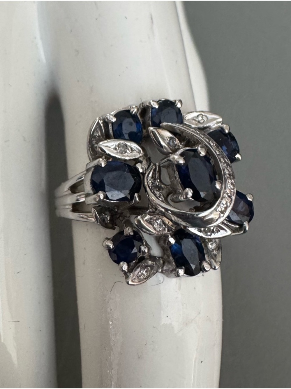 Vintage Platinum Diamond & Sapphire Ring. - Picture 3 of 12